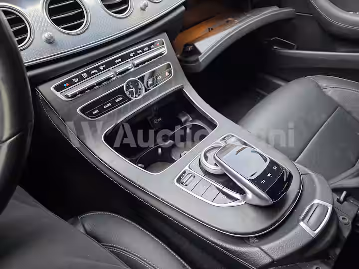 Mercedes Benz E Class 2020 — 28