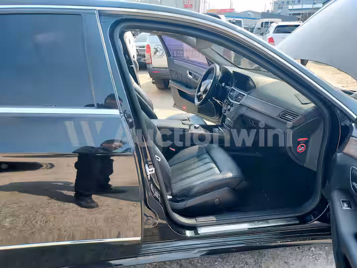 Mercedes Benz E Class 2013 — 28