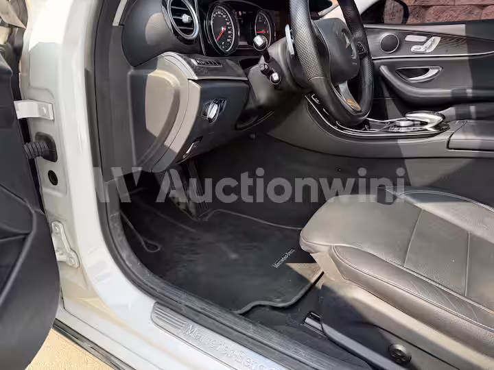 Mercedes Benz E Class 2018 — 30