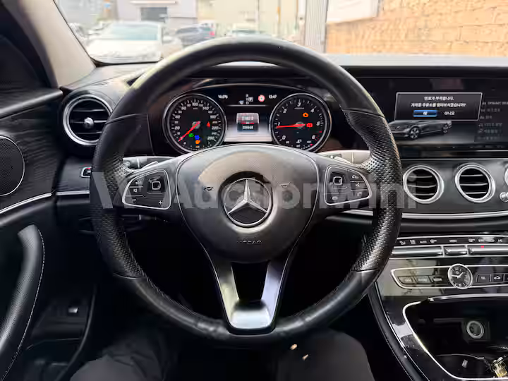 Mercedes Benz E Class 2018 — 31