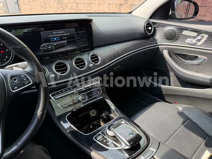 Mercedes Benz E Class 2018 — 33