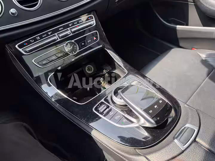 Mercedes Benz E Class 2018 — 34