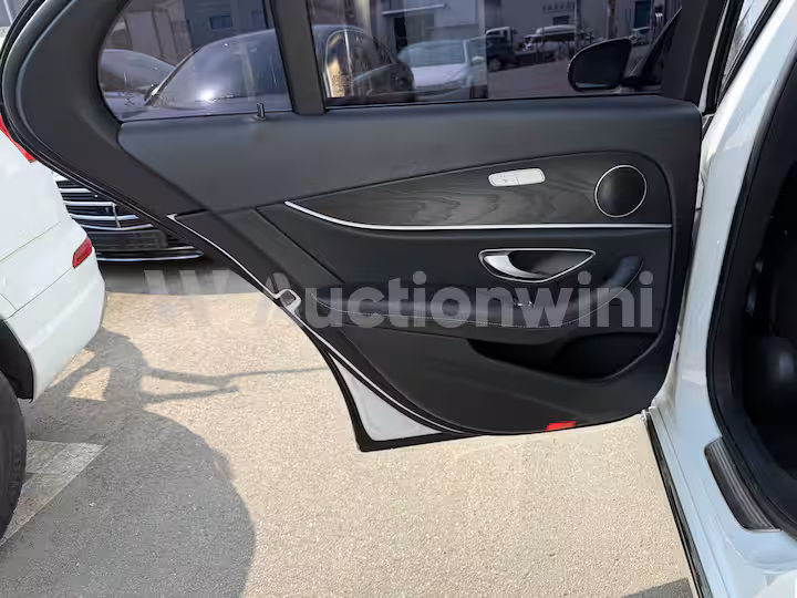 Mercedes Benz E Class 2018 — 38