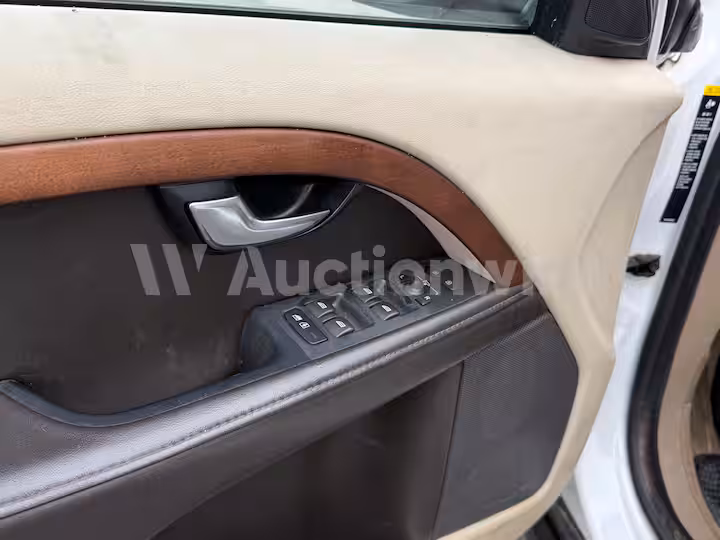 Volvo XC70 2012 — 32