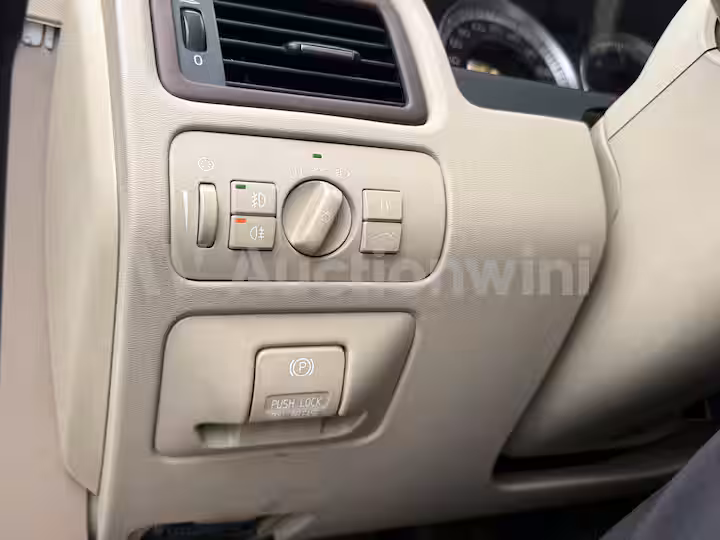 Volvo XC70 2012 — 36