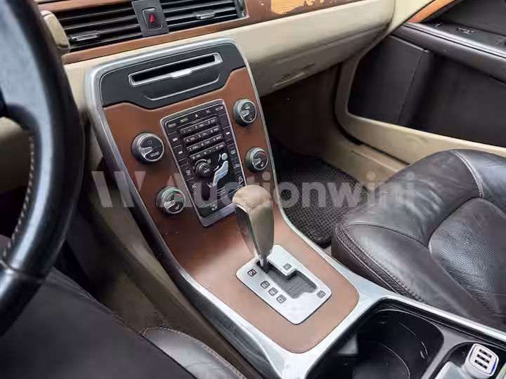 Volvo XC70 2012 — 40