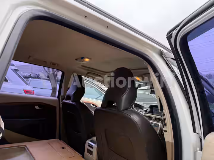 Volvo XC70 2012 — 51