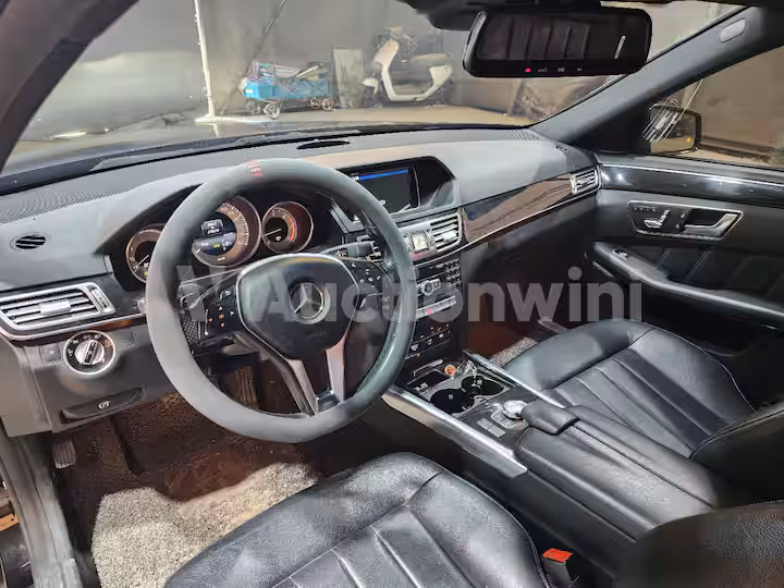Mercedes Benz E Class 2015 — 32