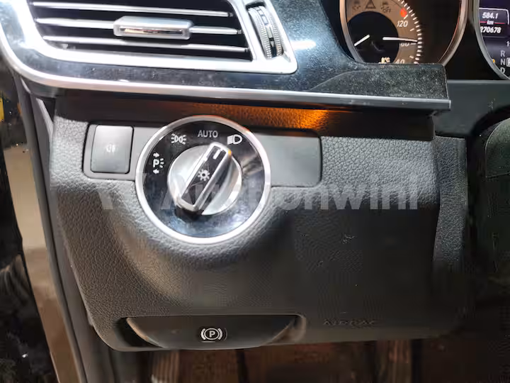 Mercedes Benz E Class 2015 — 34