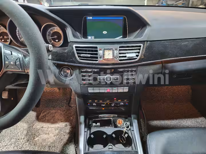 Mercedes Benz E Class 2015 — 39