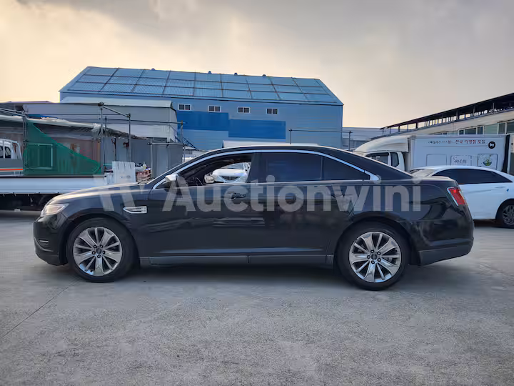 Ford Taurus 2011 — 2