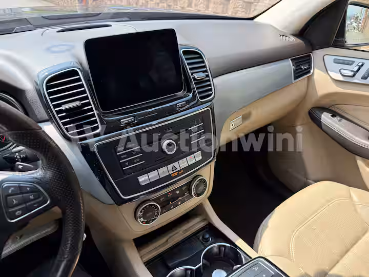 Mercedes Benz GLE Class 2018 — 34