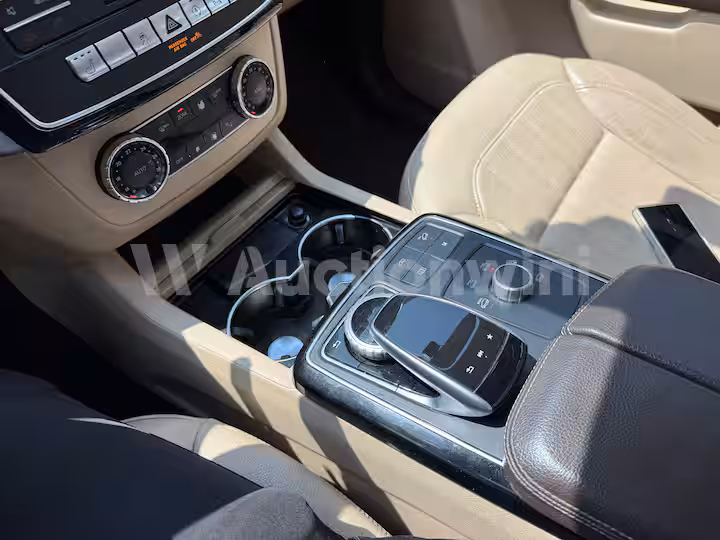 Mercedes Benz GLE Class 2018 — 35