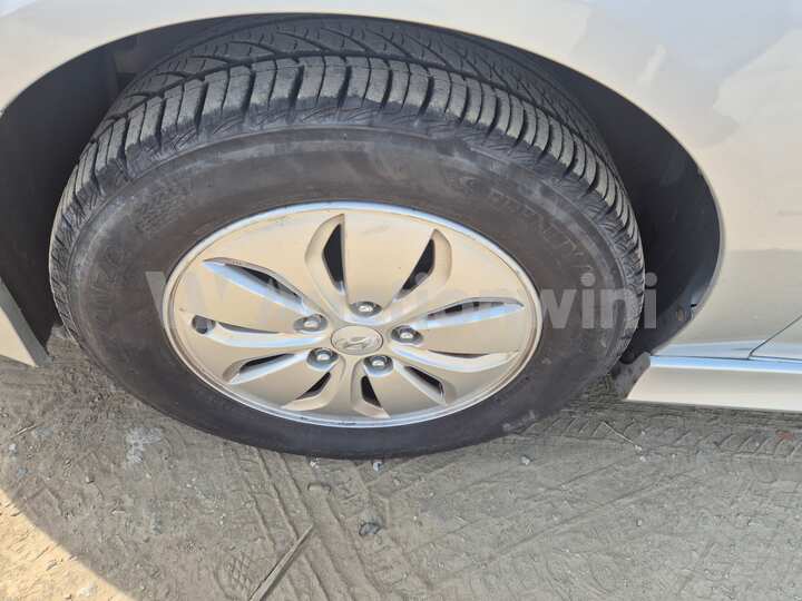Hyundai Avante 2010 — 16