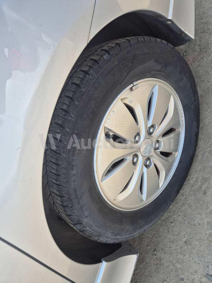 Hyundai Avante 2010 — 17