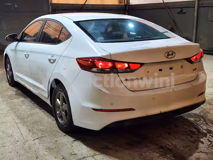 Hyundai Avante 2017 — 3