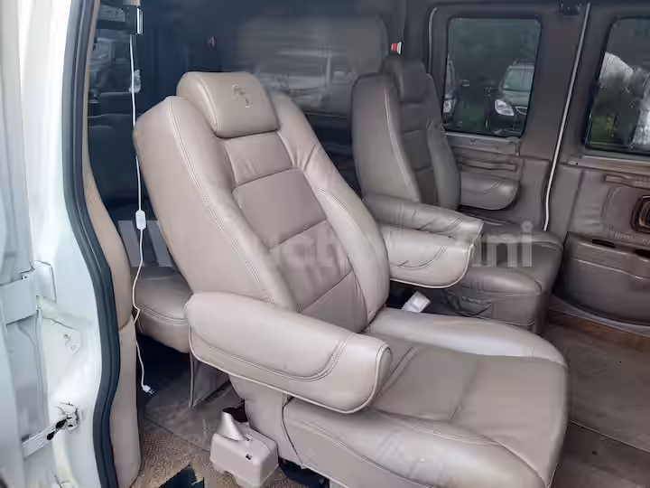Chevrolet Explorer Van 2008 — 32