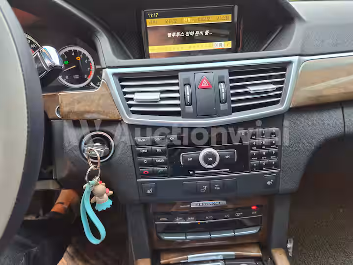 Mercedes Benz E Class 2011 — 14