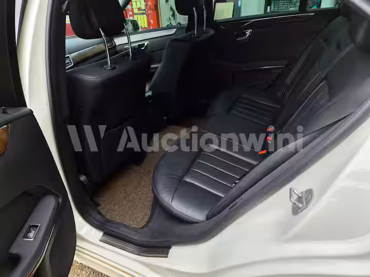 Mercedes Benz E Class 2011 — 19