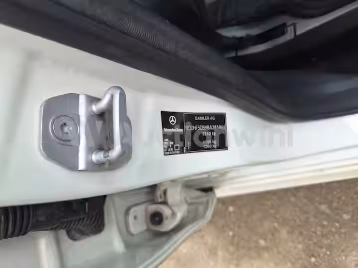 Mercedes Benz E Class 2011 — 24