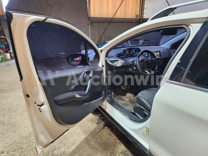 Peugeot 2008 2015 — 12