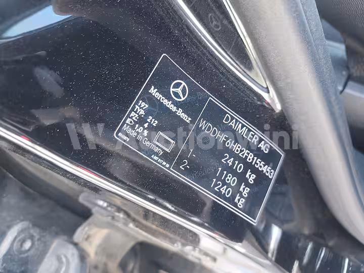 Mercedes Benz E Class 2015 — 32