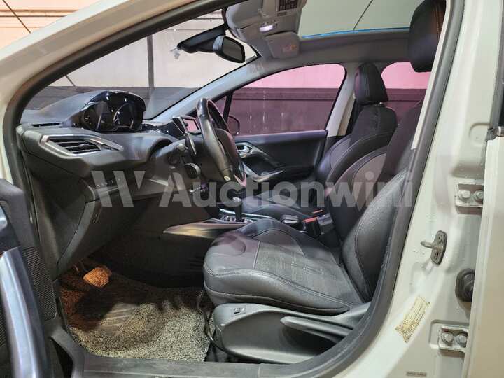 Peugeot 2008 2015 — 17
