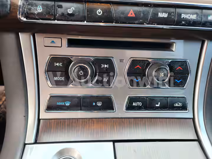 Jaguar XF 2015 — 27