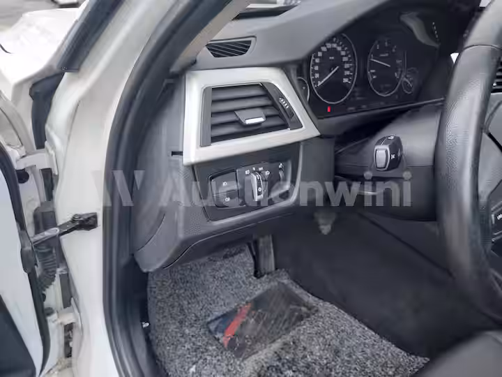 BMW 3 Series 2012 — 33