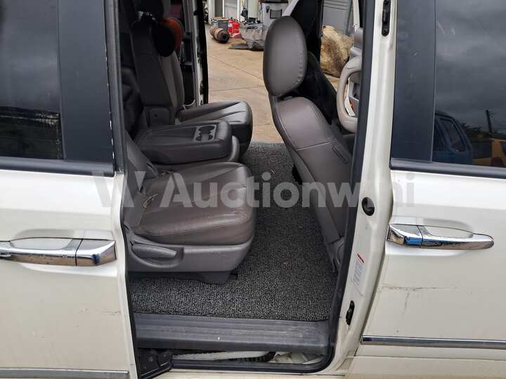 Kia Carnival 2011 — 32