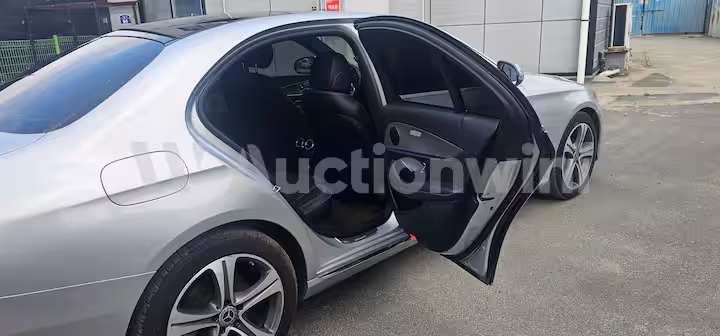 Mercedes Benz E Class 2019 — 11