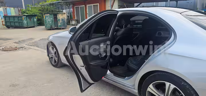 Mercedes Benz E Class 2019 — 13