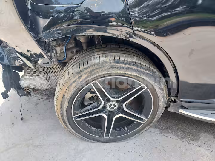 Mercedes Benz GLC Class 2023 — 24