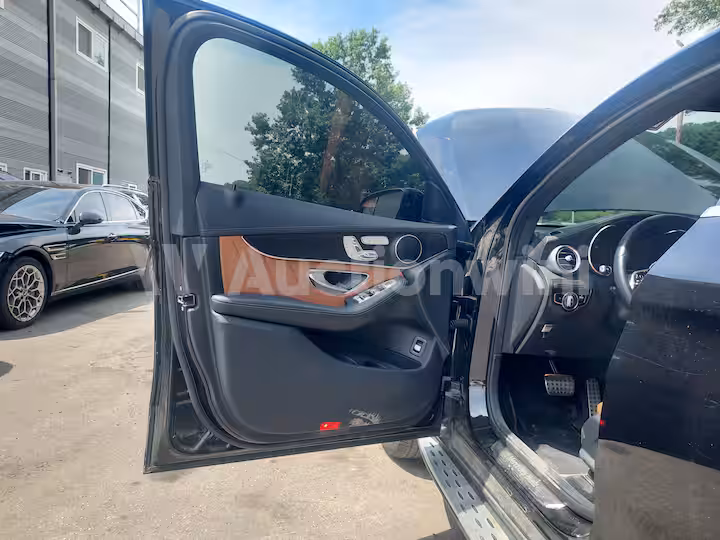 Mercedes Benz GLC Class 2023 — 42
