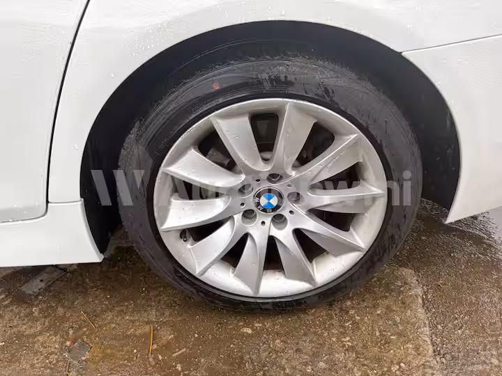 BMW 5 Series 2011 — 21