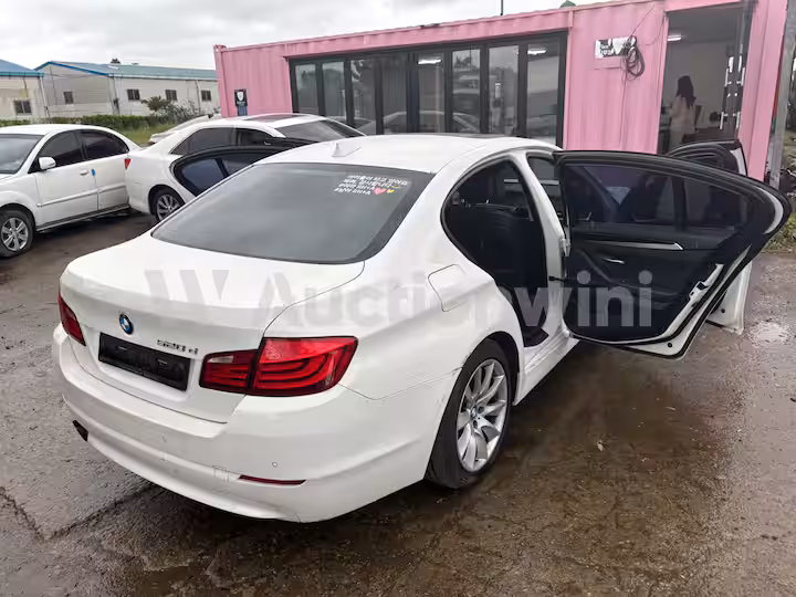 BMW 5 Series 2011 — 32