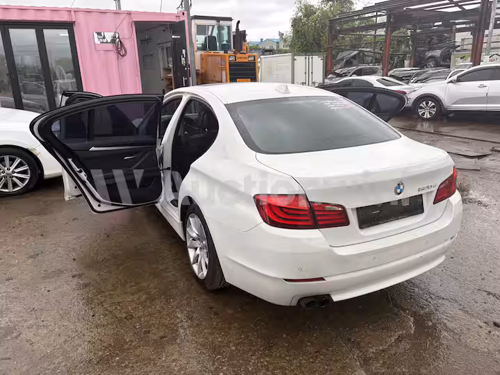 BMW 5 Series 2011 — 33