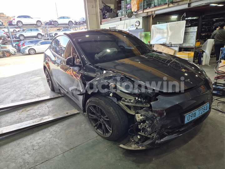 Tesla Model Y 2025 — 3