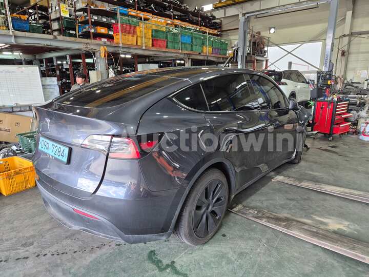 Tesla Model Y 2025 — 5