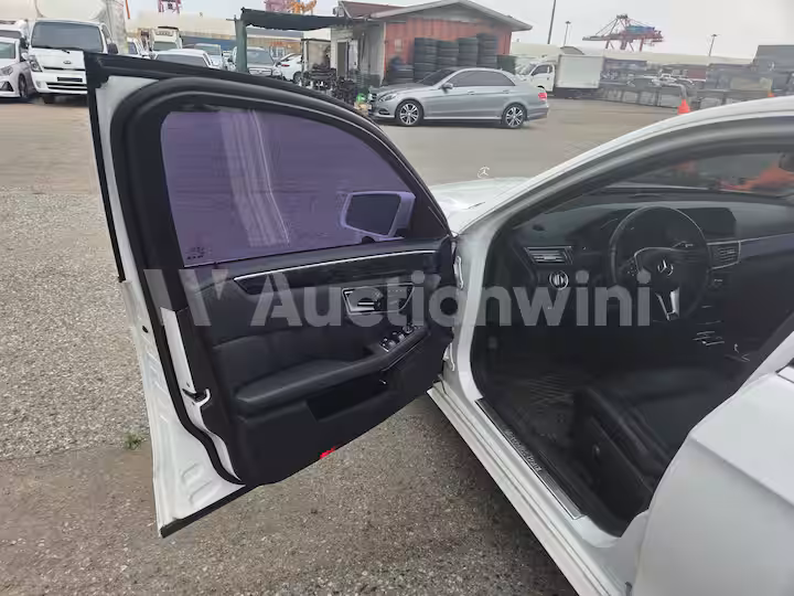 Mercedes Benz E Class 2013 — 26