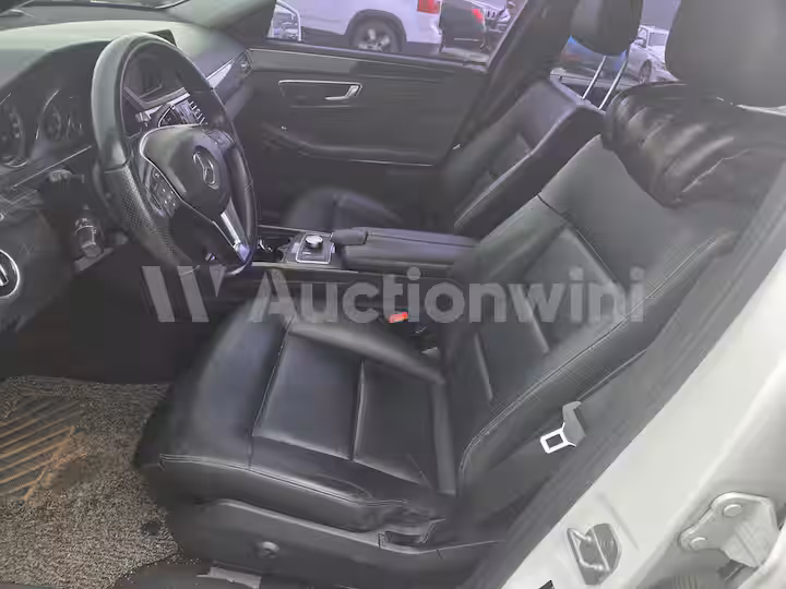 Mercedes Benz E Class 2013 — 27