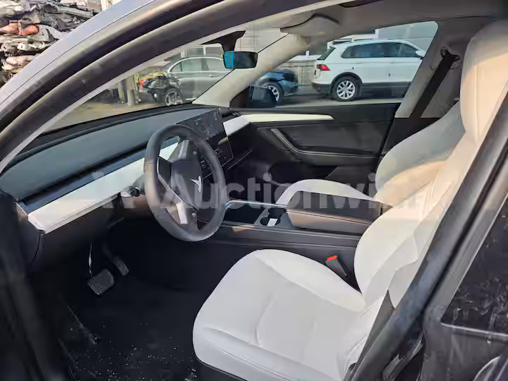 Tesla Model Y 2024 — 14