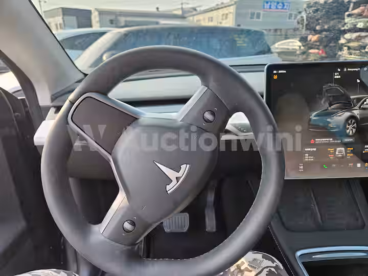 Tesla Model Y 2024 — 15