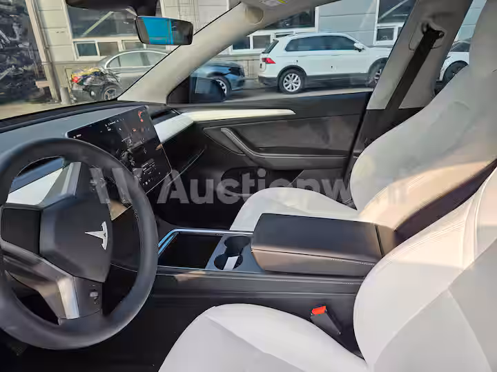 Tesla Model Y 2024 — 16