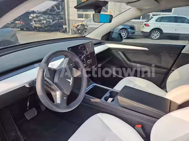 Tesla Model Y 2024 — 17