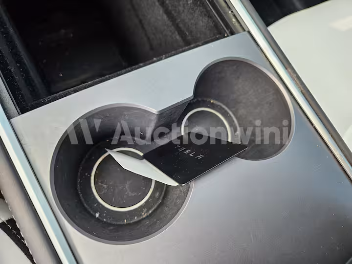 Tesla Model Y 2024 — 18
