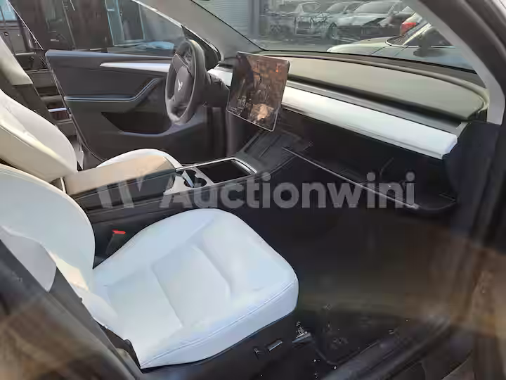 Tesla Model Y 2024 — 21