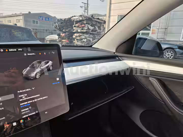 Tesla Model Y 2024 — 31