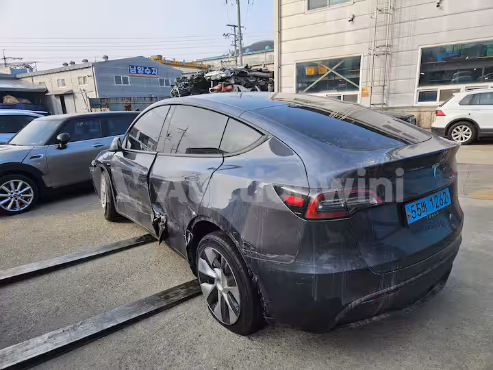 Tesla Model Y 2024 — 7