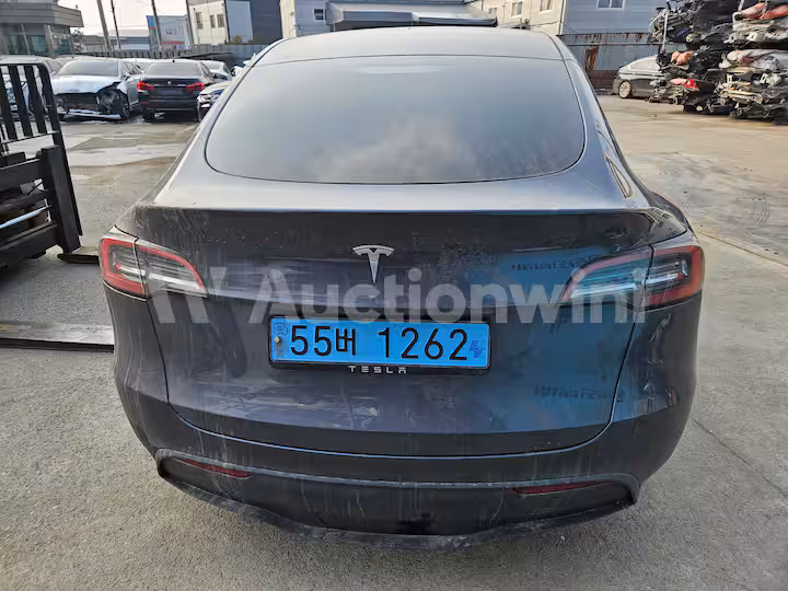 Tesla Model Y 2024 — 8